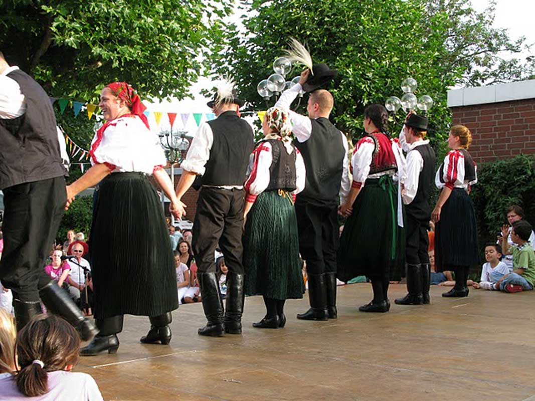 Trotz der Veränderungen in der modernen Welt behält die ungarische Tanztradition ihre Bedeutung als lebendiges kulturelles Erbe bei.