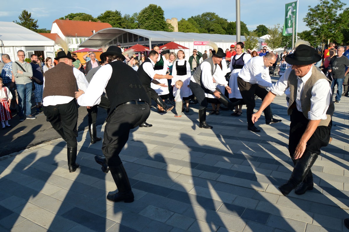 Das gesamte Gebiet des westlichen Dialekts ist von einer starken Zivilisation des Tanzlebens geprägt, jedoch haben sich an einigen Stellen auf einigen traditionellen Inseln Tänze einen sehr alten Zustand bewahrt. Hessentag Rüsselsheim