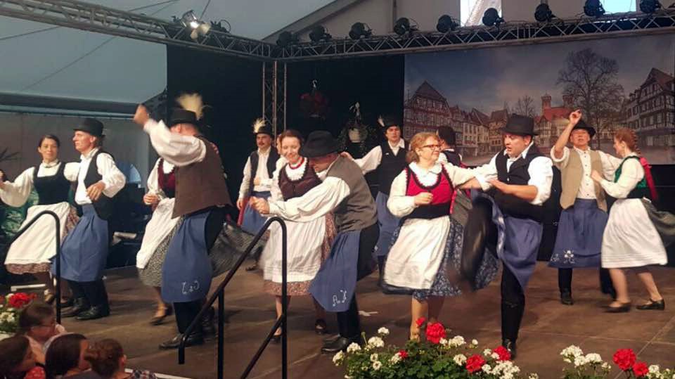 Ungarische Csardas Sechs - Achtpaartänze Nürnberger Volksfest! Musikalische Melodien und tänzerische Bewegungen sind nichts anderes als Imitationen, ein künstlerischer Wandteppich aus poetischen Klängen und Bewegungen, der auf der Illusion der Realität beruht.