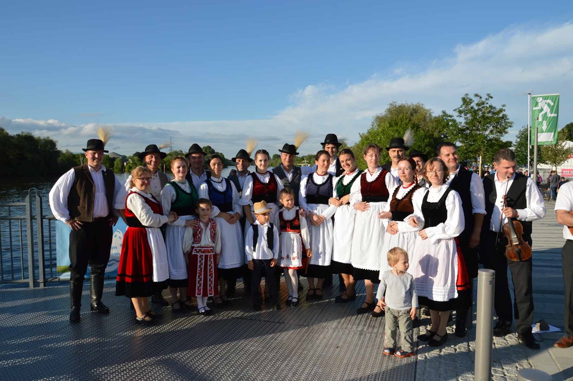 Durch Aufführungen, Workshops und kulturelle Veranstaltungen tragen sie dazu bei, dass die Traditionen lebendig bleiben.