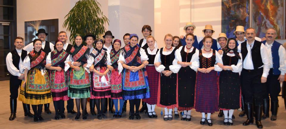 Festzug in Tracht Furth im Wald? Im Tanz befreit sich die Seele vom Gerinnsel und drückt sich in sichtbaren Rhythmen aus. Die körperliche Leistung des Tänzers ist also symbolisch!