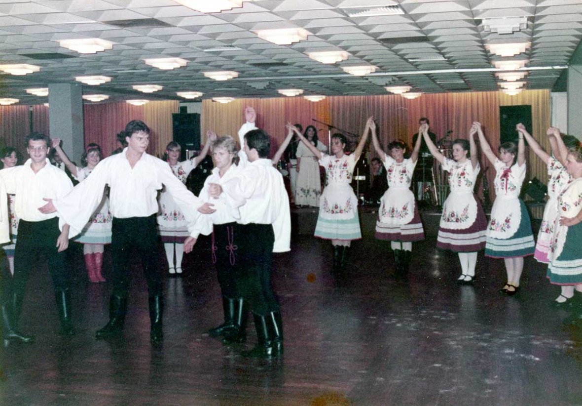 folklor táncelöadás 1983 ban Nemetországban minden évben fontos folklórfesztivált rendeznek, amelyre a világ számos országából érkeznek emberek. Itt táncokat, ruhákat és zenét mutatnak be, adnak elő, és természetesen táncolnak is rá.