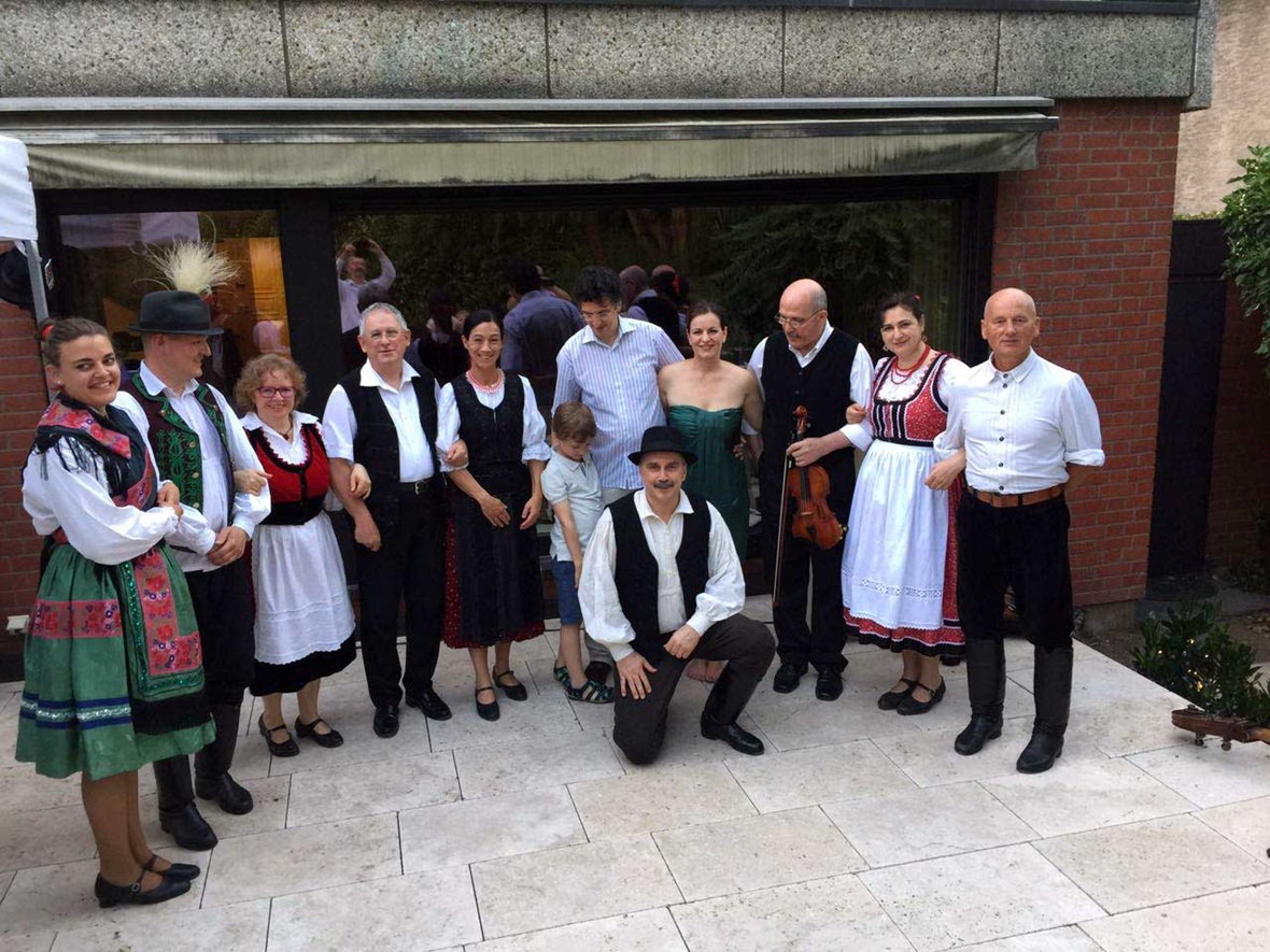 Durch die Bemühungen von Ensembles, Schulen und Tanzliebhabern wird die Tradition weiterhin gepflegt und in die Zukunft getragen.