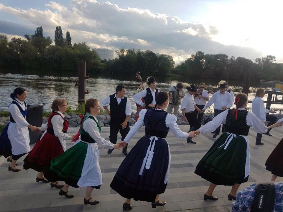 Die allgemeine Natur der Tanzmusik zeigt kein einheitliches Bild. Auf den traditionalistisch geprägten Inseln ist sie nach wie vor sehr altmodisch, was bedeutet, dass die meisten Tanzmelodien eindeutig ihren gesanglichen Ursprung beibehalten. Eine sehr alte Form der Instrumentalmusik findet sich in der charakteristischen Dudelsackmusik. Neben diesen alten Merkmalen waren aber auch die typischen Merkmale der bürgerlichen Entwicklung stark ausgeprägt. Die frühe Verbreitung von Blaskapellen zur Begleitung von Tanzmusik ist vor allem für den westlichen Teil der ungarischsprachigen Welt typisch. Kinder- und Tanzfest in Schaafheim 2021.