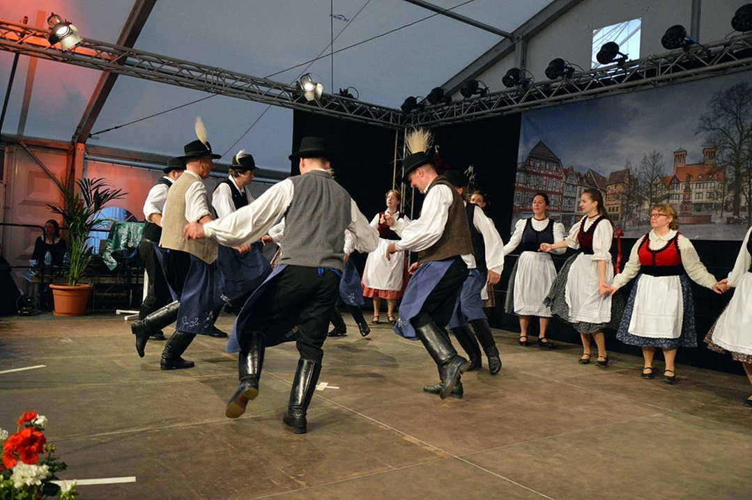 Kreistänze Volksfest Hessentag 2017 Bensheim. Für diejenigen, die gerne tanzen, ist die Liebe immer nur einen Schritt entfernt.