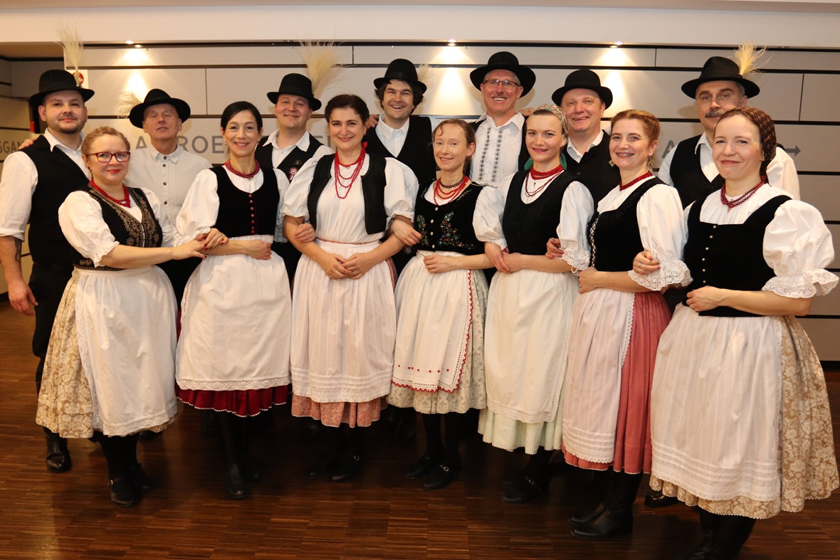 Madocsai táncelöadás Volkstanz legényes es csárdás KUZ Kulturzentrum Mainz 2019 Mai