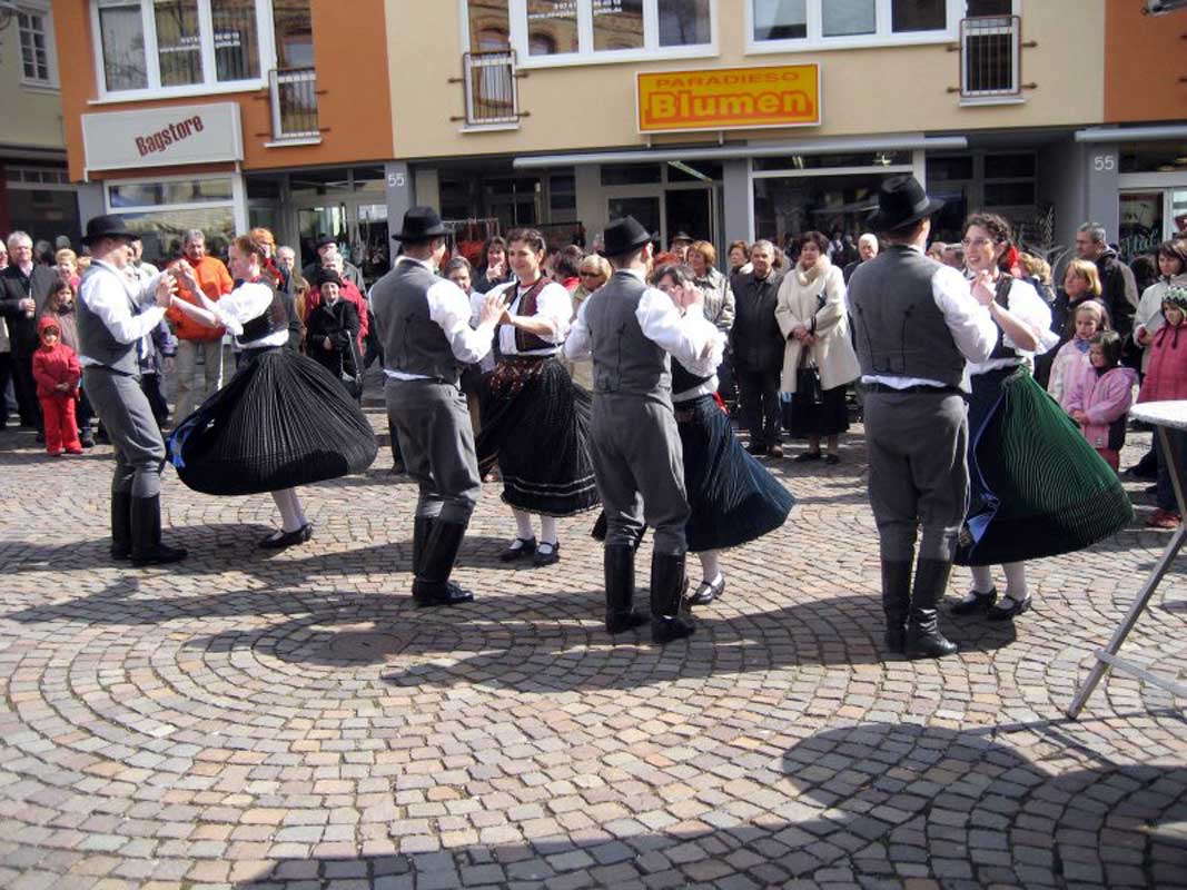 Der Tanz drückt sowohl die Freude der Jugend als auch die Wertschätzung für die kulturellen Traditionen aus, die von Generation zu Generation weitergegeben werden.