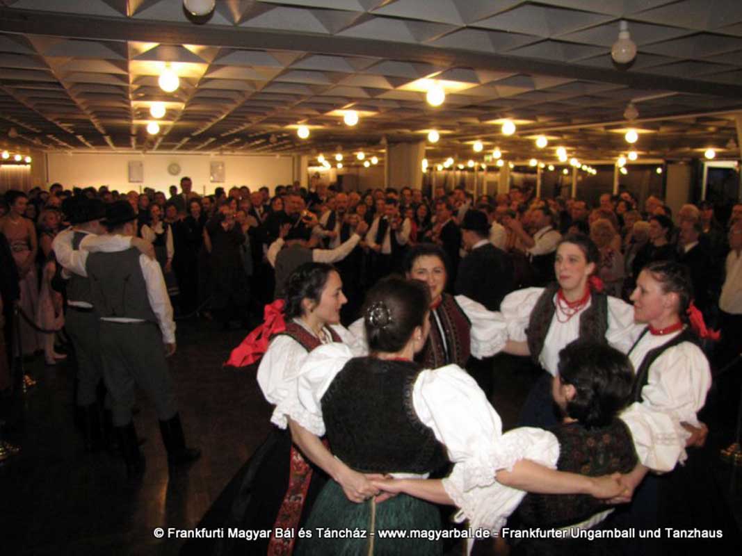 Die ungarische Tanztradition trägt zur Stärkung der kulturellen Identität des Landes bei. Sie fördert den Zusammenhalt in Gemeinschaften und schafft eine Verbindung zwischen den Generationen.