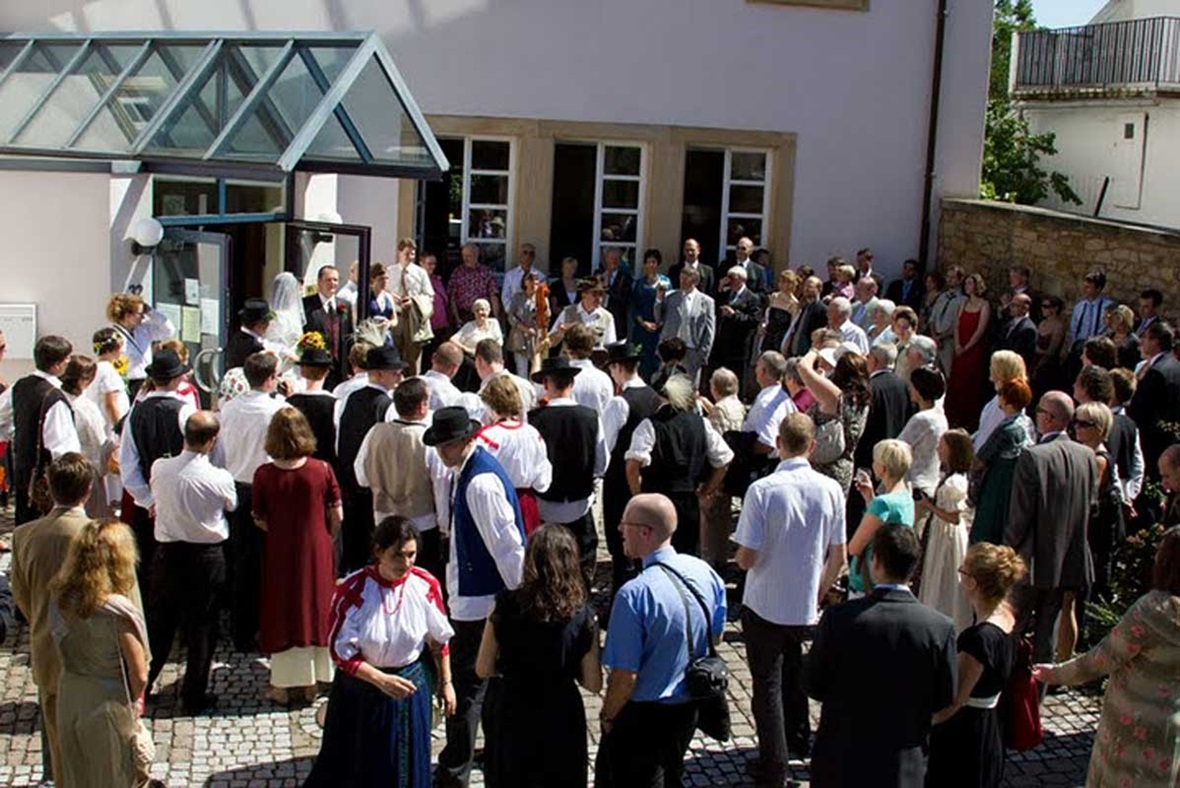 Hier sind einige Merkmale und Aspekte des Volkstanzes in Deutschland: