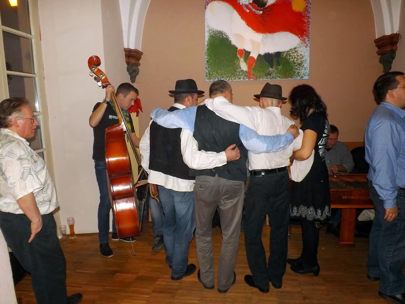 2013.12.07.mainz_folkkocsma. Auch die Tanzmusik ist moderner als anderswo. Die Mode für einige der alten Volksinstrumente (Zither, Bowling) erklärt sich aus den Bedingungen des bäuerlichen Lebens. Der Hauptanbieter von Tanzmusik ist jedoch die Zigeunerkapelle, die sich am besten für die Bedürfnisse der aufstrebenden Bauernschaft eignet. Die Tanzmusik besteht hauptsächlich aus Volksliedern des neuen Stils, Volkskunstliedern, Verbunkos und Csárdás.