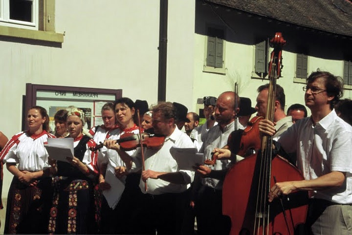 Internationales Flair auf dem Folklore-Festival in Bitburg. Die Theiß-Transdanubischen Mitglieder der Sprungtanzfamilie, die zur alten Schicht unseres Tanzschatzes gehört, findet man im östlichen und südöstlichen Teil der Tiefebene in Form von Oláhos, Sprung-, Konditional- oder Marschtänzen. In der Oberen Theiß-Region finden sich eher sporadische Nachweise in Bihar, Békés und dem Sárrét. Sie kommt in Dörfern in der Nähe von Szeged und entlang der Theiß vor, und eine interessante Variante findet sich bei den Ungarn im Schwarz-Körös-Tal.