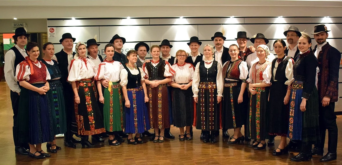 Ungarische Volkstanz und Trachtentanz - Rezeda aus Frankfurt am Main, Der Tanz ist die erhabenste, bewegendste und schönste aller Künste, denn er ist nicht nur eine Übersetzung und Abstraktion des Lebens, sondern das Leben selbst.