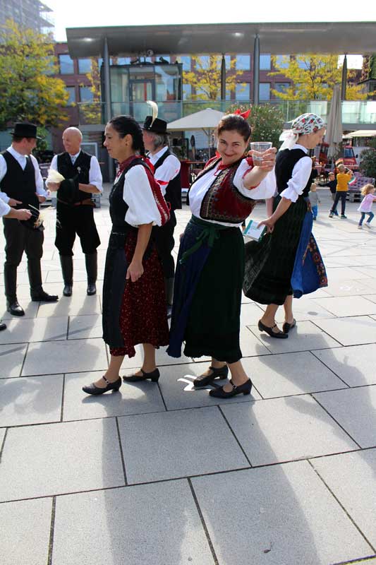 In der Erwachsenengruppe sind alle willkommen, die sich für Volkstanz und ungarische Volkskultur interessieren und gerne in einer Gruppe tanzen und Teil eines guten Teams sein möchten.